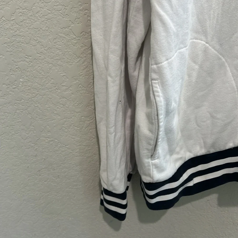True religion white two pockets on either side size 2xl